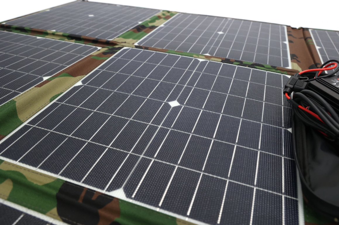 BAKCOU 200W folding solar panel - Folds for the trail